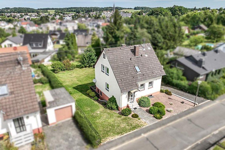 Foto <b>Unser voller Einsatz hat sich gelohnt:</b> Dieses Einfamilienhaus in Asbach Zentrum haben wir in k�rzester Zeit erfolgreich vermittelt. 